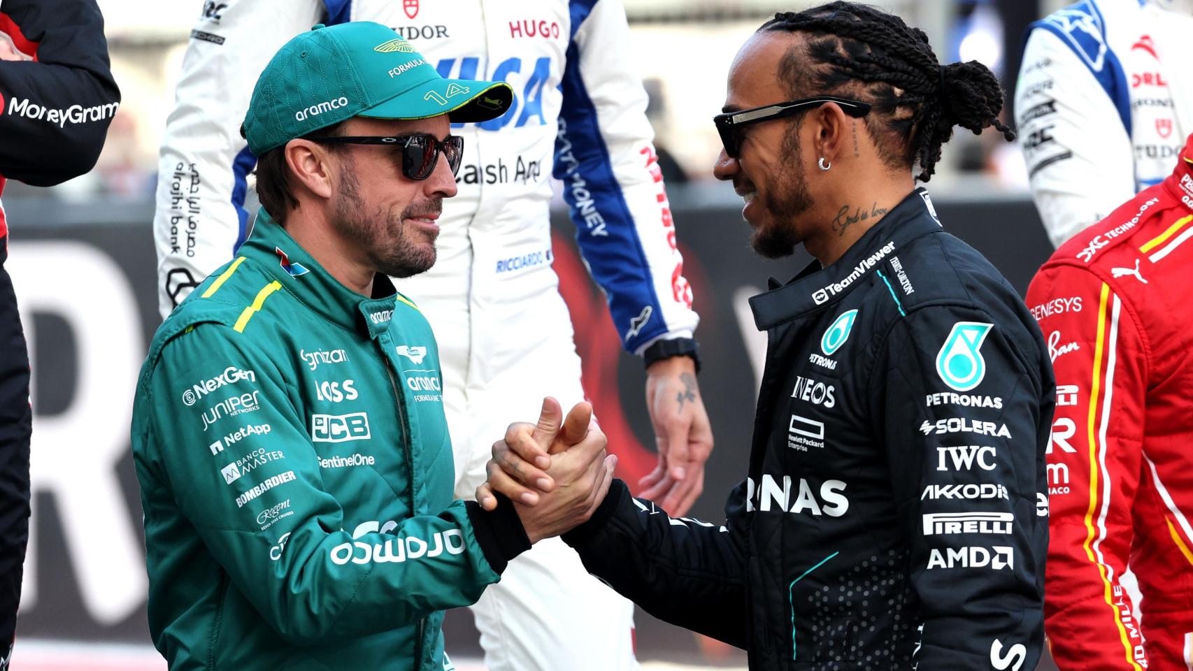 Lewis Hamilton y Fernando Alonso se saludan durante el GP de Barein 2024