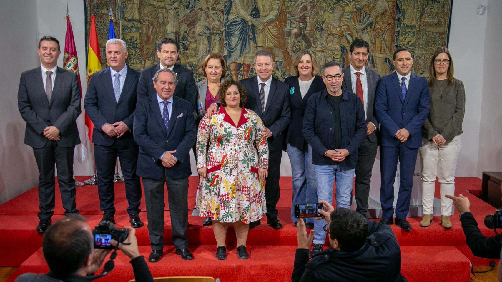 Foto de familia tras la presentación de los nuevos planes de empleo de Castilla-La Mancha.