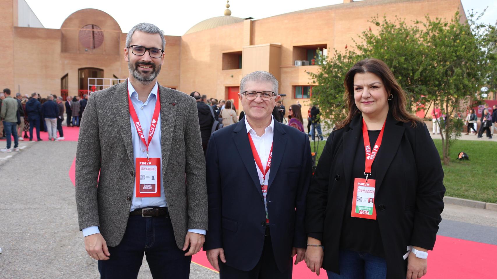 El secretario general del PSRM, Pepe Vélez (c), posa en el Congreso Federal del partido con la nueva vocal de la Ejecutiva Federal del PSOE, María Jesús López, y el secretario de Reforma Constitucional, Francisco Lucas.