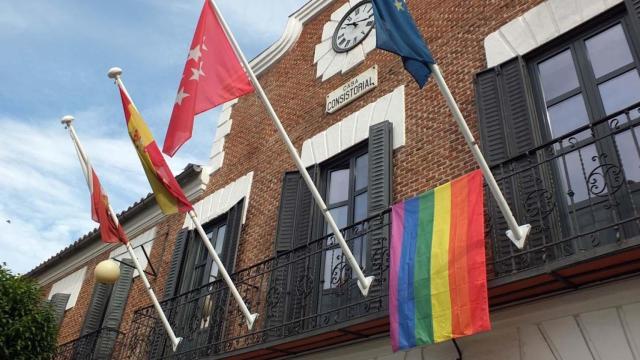 La bandera arcoíris en la fachada del Ayuntamiento de Paracuellos de Jarama con motivo del Día del Orgullo LGTBIQ+.