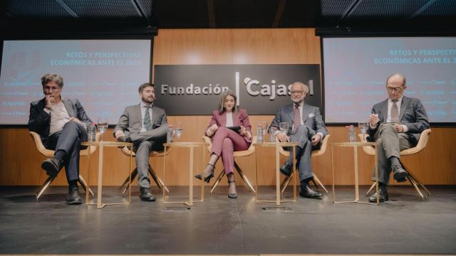 Ponentes de la mesa de análisis, este lunes en Sevilla.