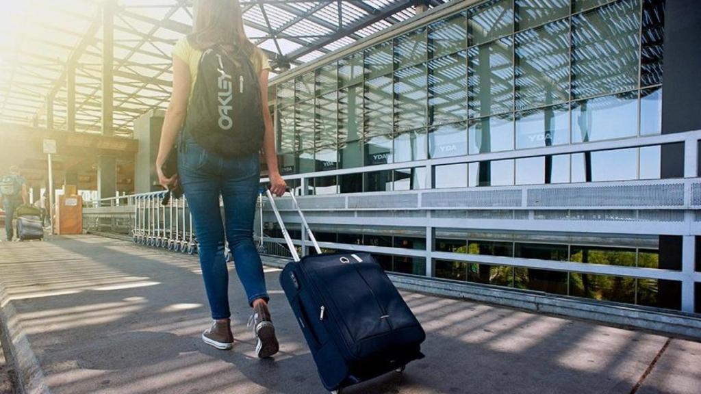 Una mujer en una estación de transportes.