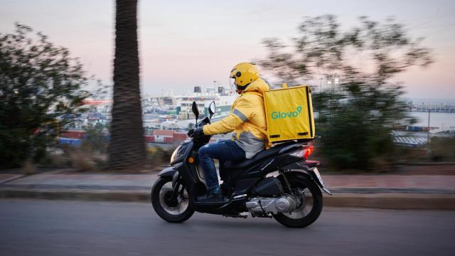 Un trabajador de Glovo conduciendo su moto.