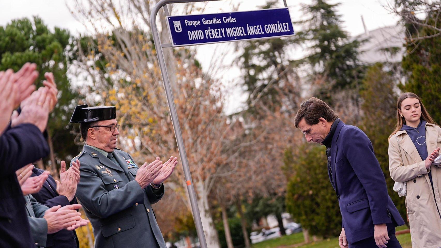 El acto del nombramiento del parque con la asistencia del alcalde Almeida, concejal del distrito, David Pérez, representantes de los grupos municipales y familiares de los agentes homenajeados, así como compañeros de la Guardia Civil.