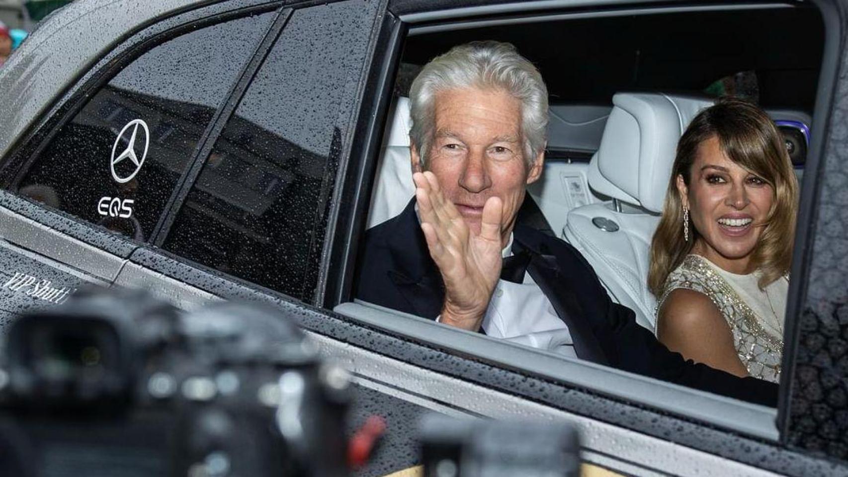 El actor Richard Gere en un coche junto a su mujer Alejandra Silva.