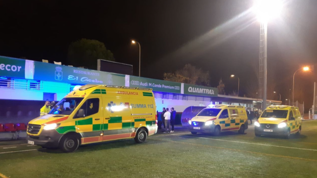 Unidades de emergencias en el campo de fútbol donde un entrenador ha sufrido una parada cardiorrespiratoria.