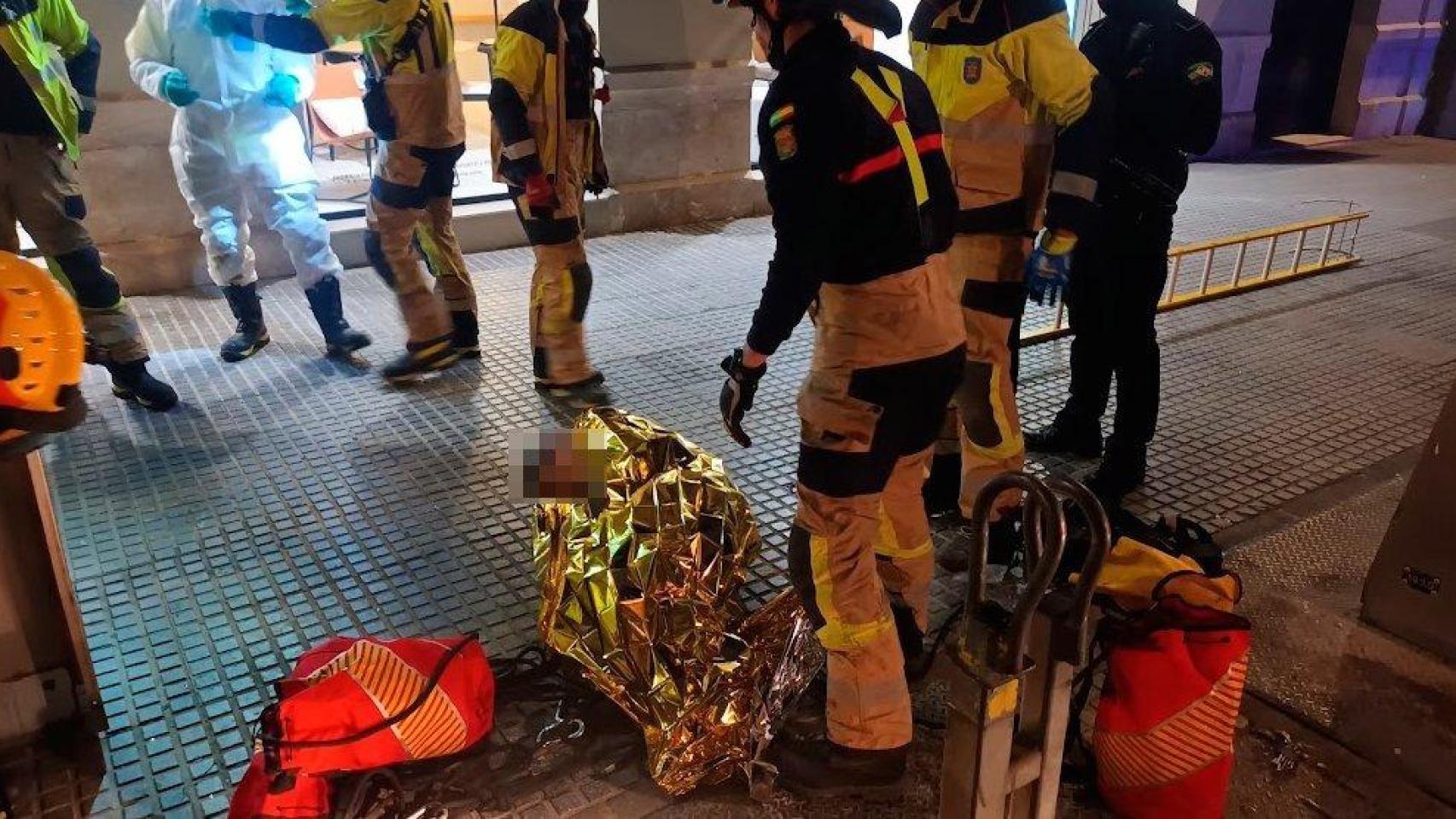 La persona que cayó esta madrugada en un contenedor soterrado en Málaga capital.