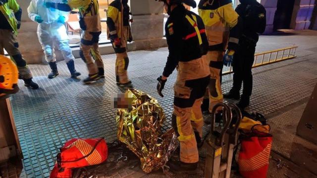 La persona que cayó esta madrugada en un contenedor soterrado en Málaga capital.