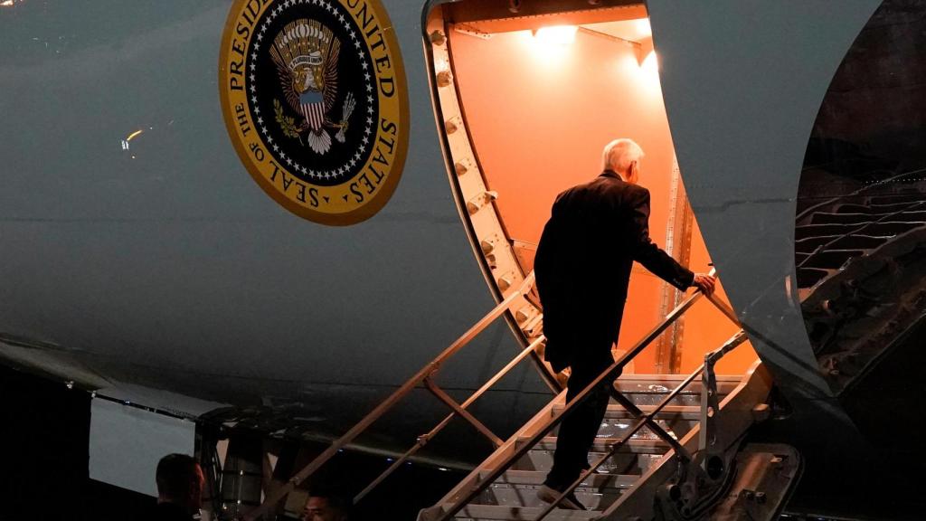 El presidente Joe Biden aborda el Air Force One mientras parte haca Luanda, Angola.