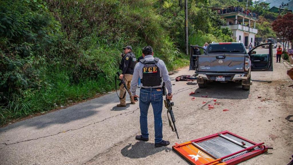 Elementos de la fiscalía estatal en el sitio de una masacre en Chenalhó (Chiapas), el pasado 2 de junio.