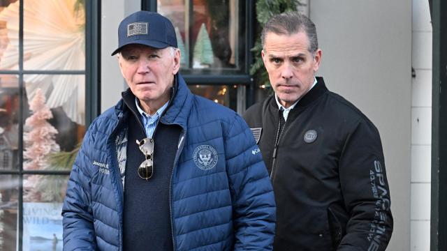 Joe Biden y su hijo Hunter en Massachusetts.