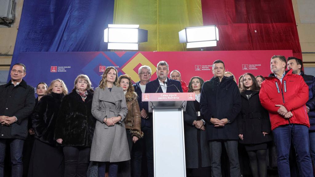 El primer ministro y líder del PSD, Marcel Ciolacu, en una rueda de prensa tras conocerse los resultados electorales.