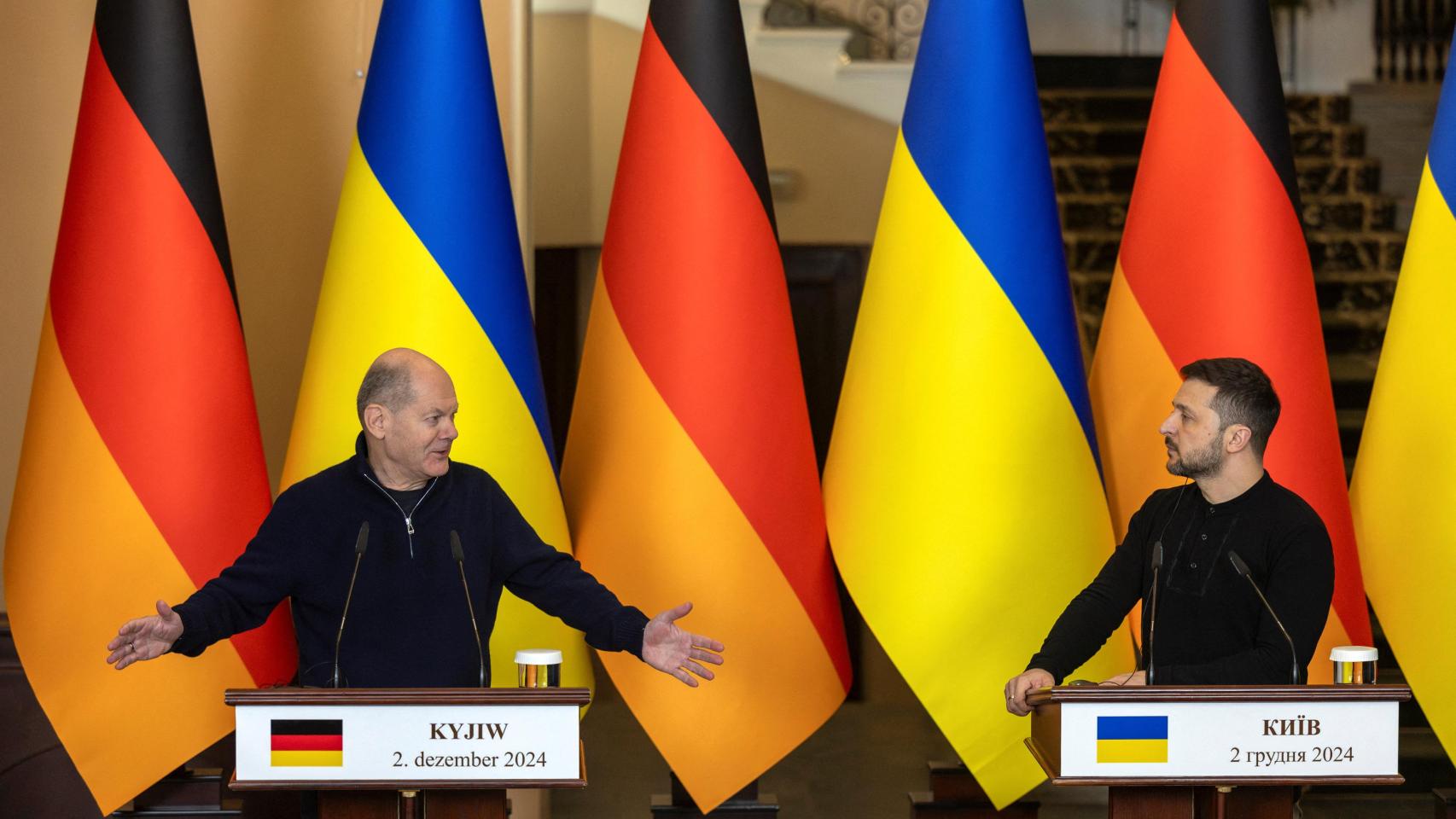 Olaf Scholz y Volodímir Zelenski, juntos en rueda de prensa este lunes en Kiev.