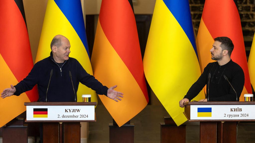 Olaf Scholz y Volodímir Zelenski, juntos en rueda de prensa este lunes en Kiev.