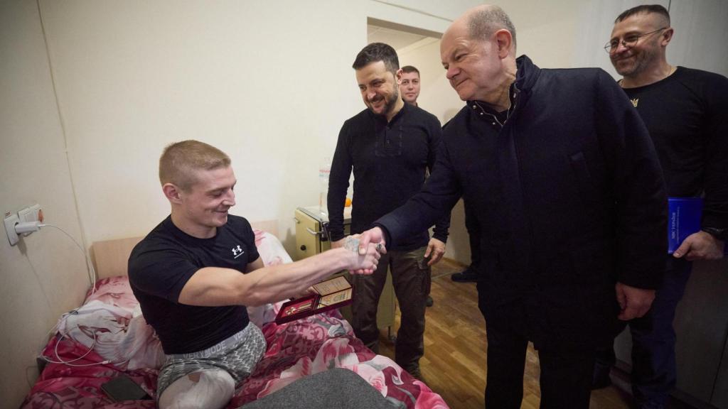 Zelenski y Scholz, visitan un hospital militar en Kiev.