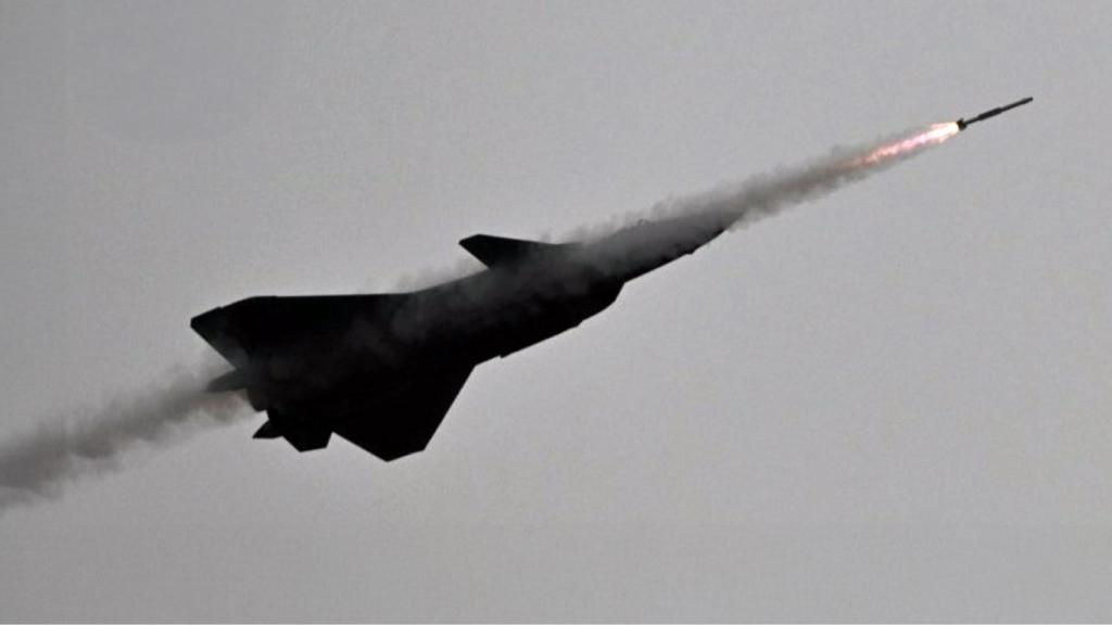 Primeras imágenes de un caza J-20 disparando un misil PL-10