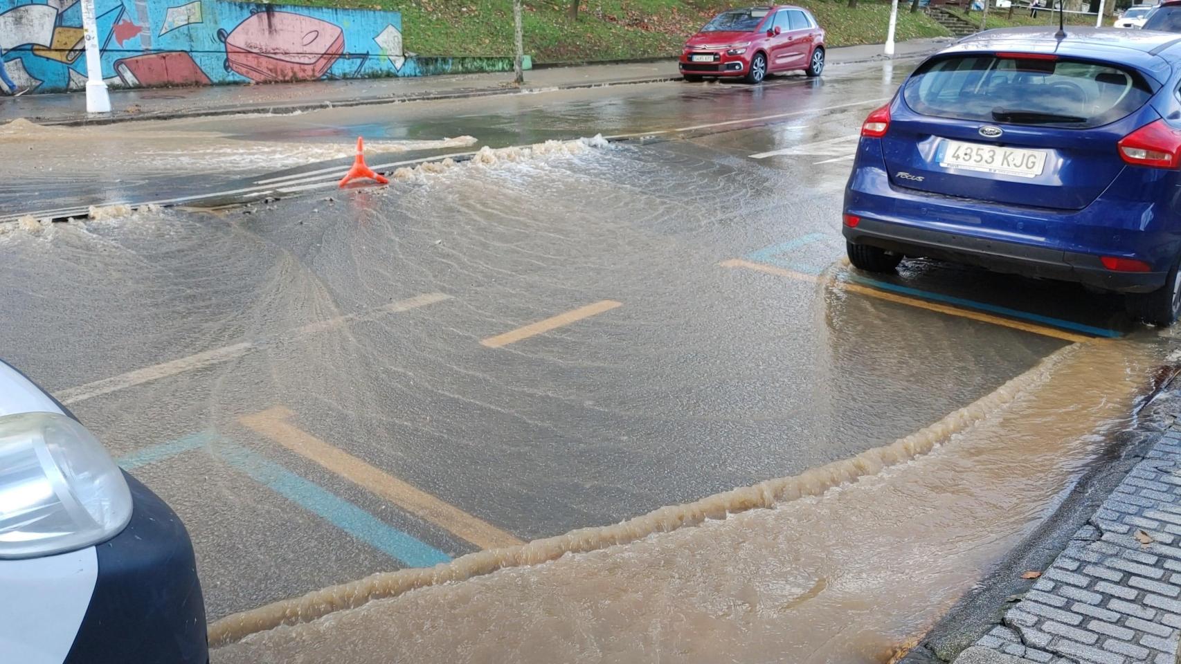 La rotura de una tubería de agua provoca inundaciones en la calle Caballeros de A Coruña