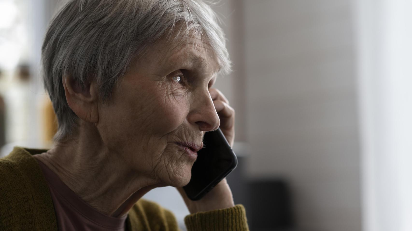 Una señora atiende una llamada telefónica