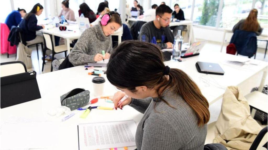 Estudiantes en la Facultad de Derecho de la USC.