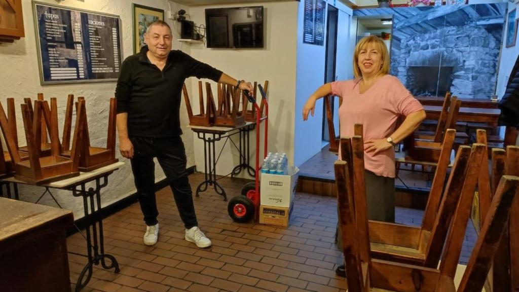 Jesús López y Marisol Fuentes, esta mañana, recogen el interior de O Tarabelo en la calle Barrera.