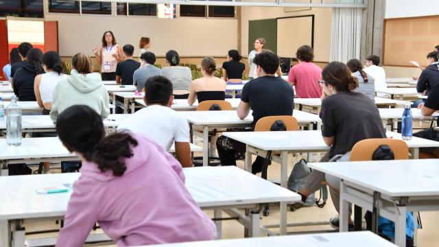 Un grupo de alumnos en una facultad.