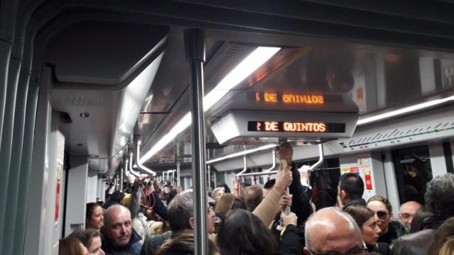 Aglomeración de personas en un vagón del Metro de Sevilla.