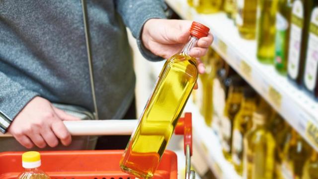 Imagen de archivo de aceites en el supermercado.