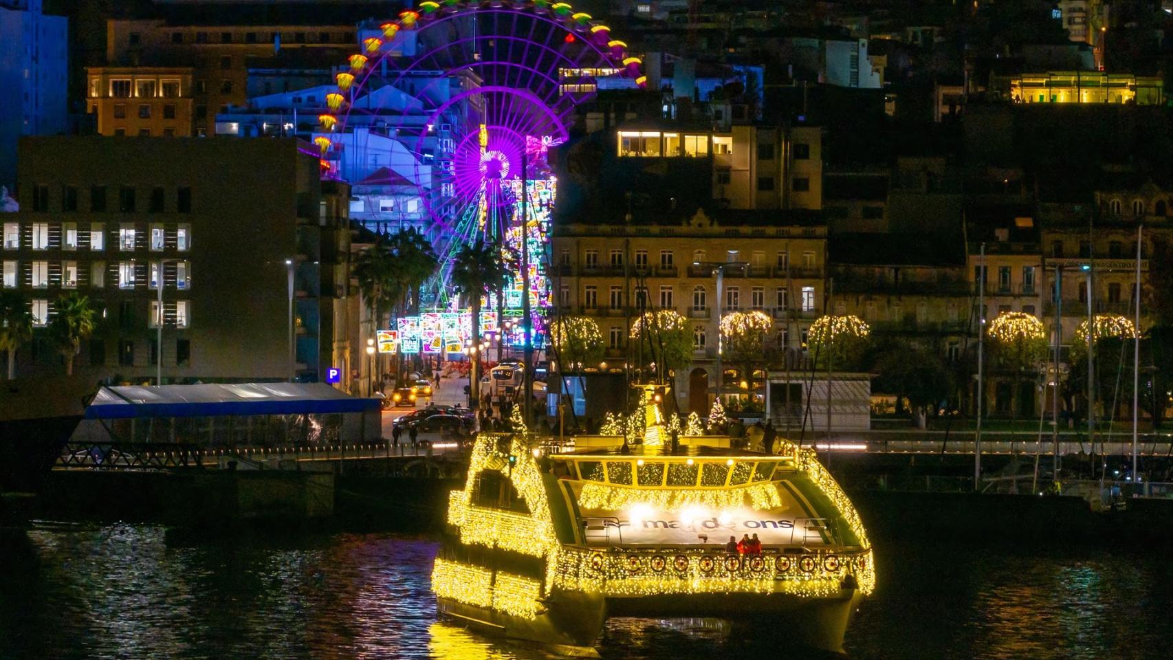 O Barco do Nadal de Vigo con la noria de fondo.