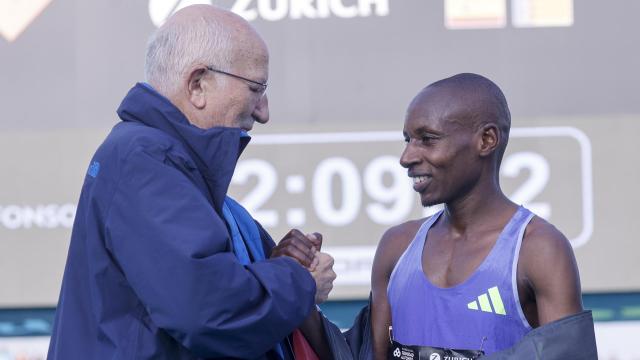 Juan Roig, junto al ganador de la Maratón de Valencia, Sabastian Sawe. EFE/ Kai Forsterling