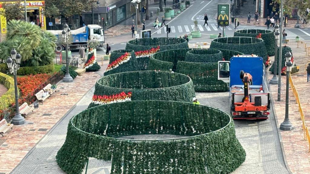 Montaje del árbol en la Plaza del Ayuntamiento. Ayuntamiento de Valencia