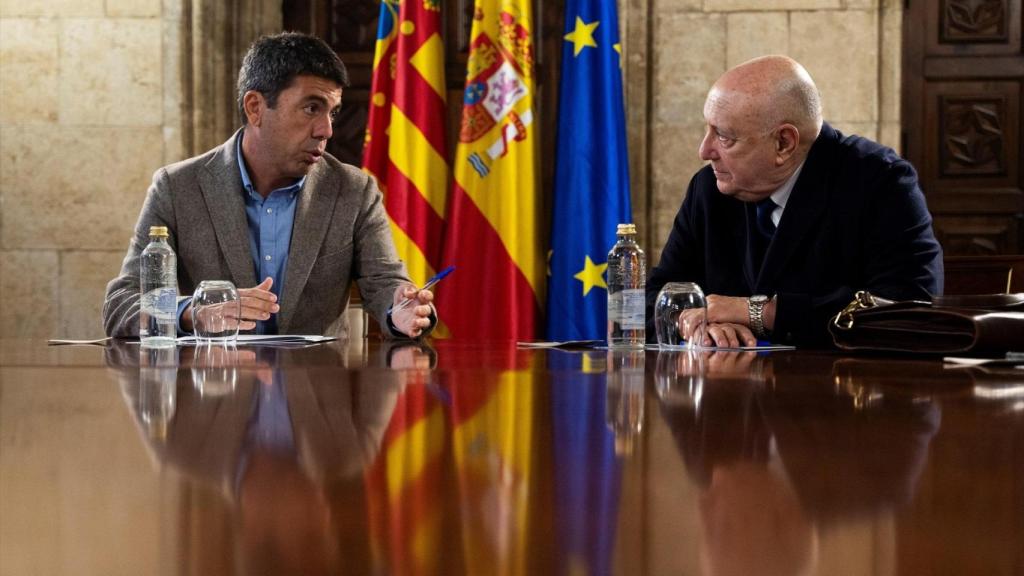 El president de la Generalitat, Carlos Mazón, durante una reunión con el presidente de la asociación de trabajadores autónomos de la Comunitat Valenciana (ATACV), Alberto Araque. Jorge Gil / Europa Press