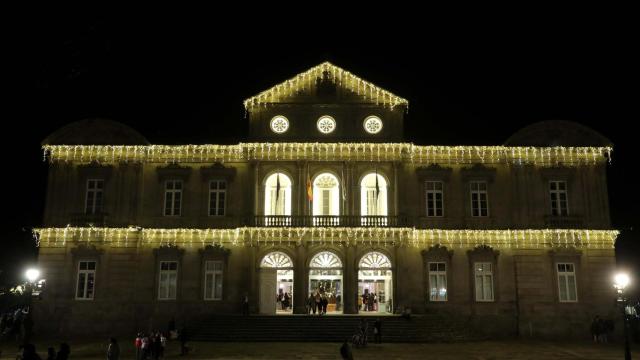 Sede de la Diputación de Pontevedra iluminada.