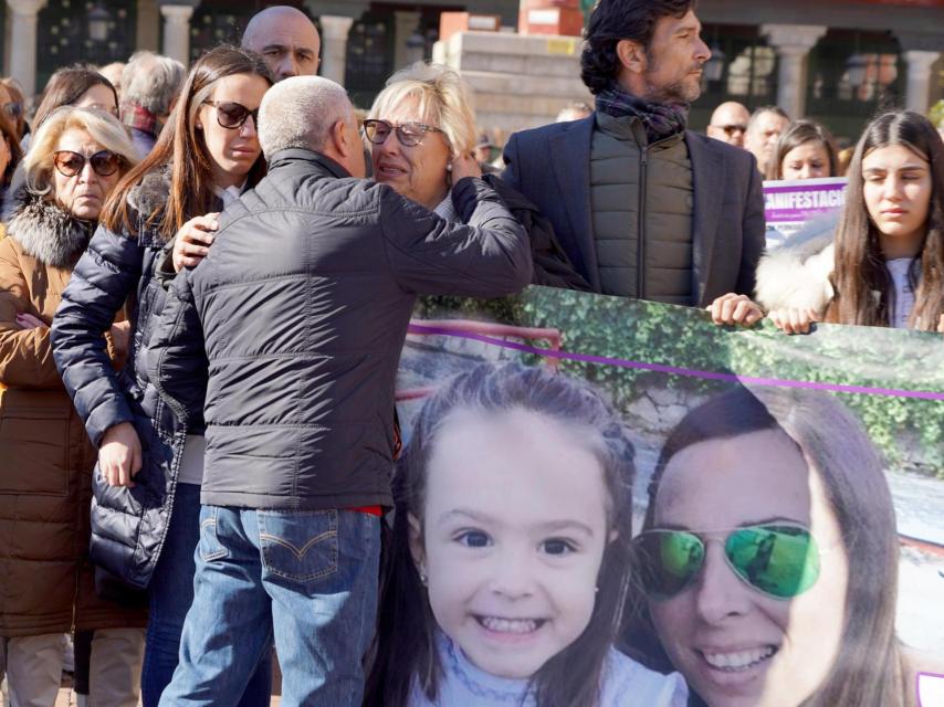 El padre de Esther López con la madre de Paloma y María cerca