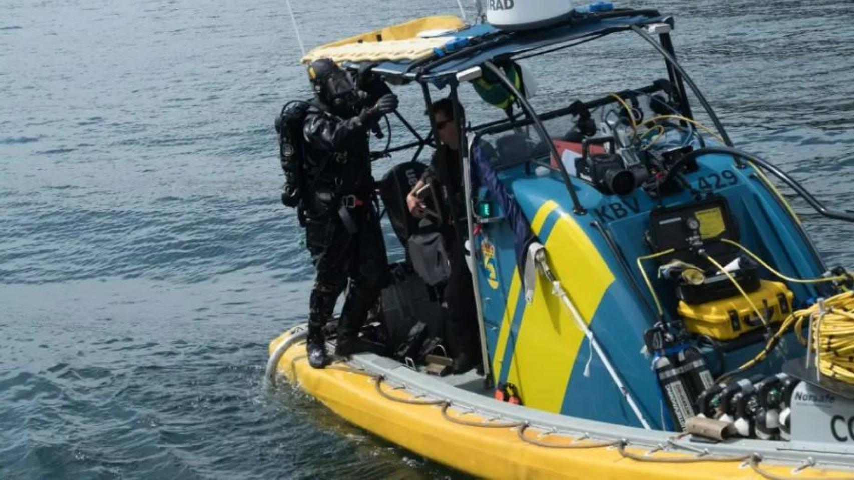 Una patrulla policial durante la investigación del anterior sabotaje en aguas de Suecia.