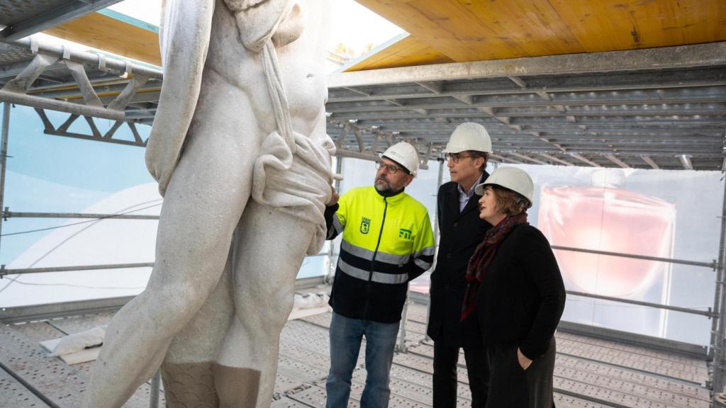 Lomás y Rivera conociendo al detalle los trabajos de restauración.