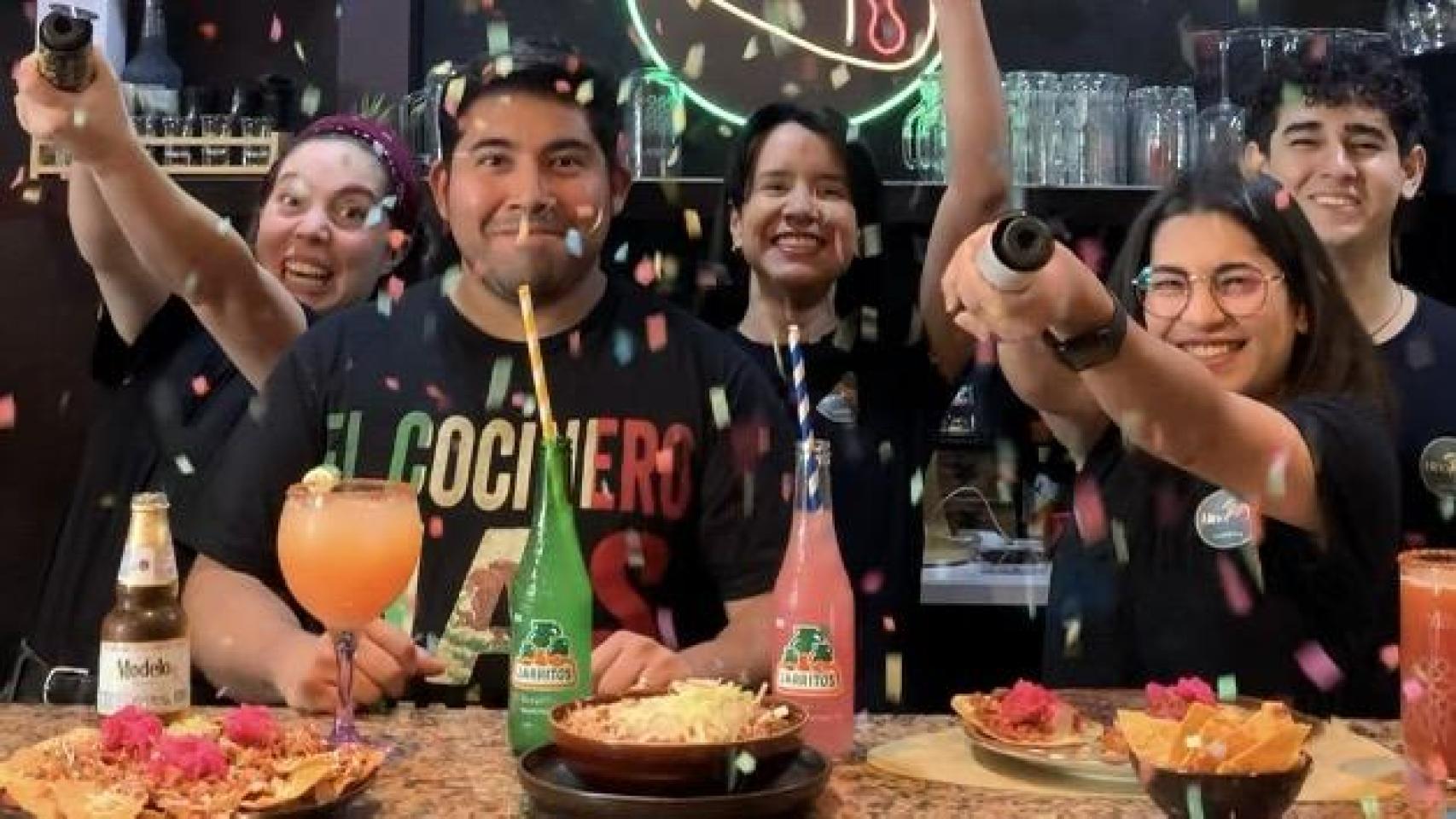 El equipo de Taquería Niño Rey en A Coruña celebrando el 2º aniversario de la Taquería