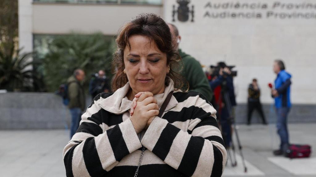 La madre de Wafaa, Soraya, realiza un gesto a su salida de la lectura del veredicto este martes en la que David Soler, alias el Tuvi, ha sido declarado culpable de la violación y asesinato de su hija. Efe / Manuel Bruque