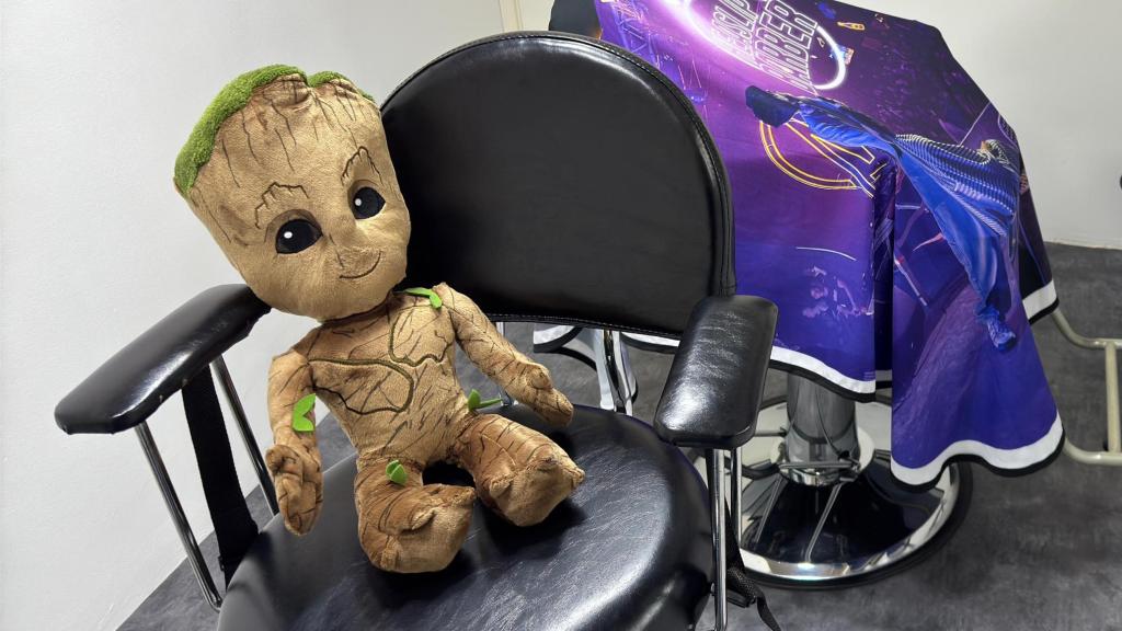 El muñeco de Groot que utiliza Christian en la barbería.