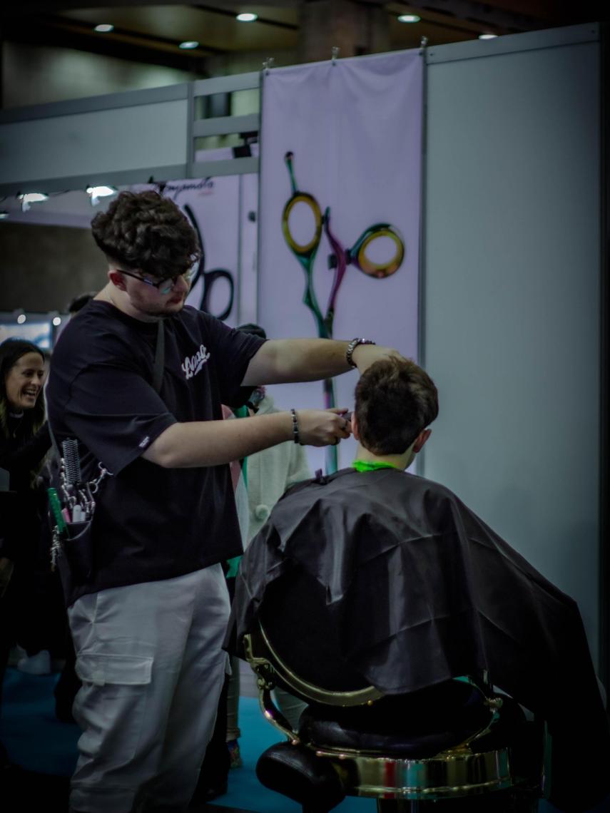 Christian Martín participa en un evento de peluquería y barbería.