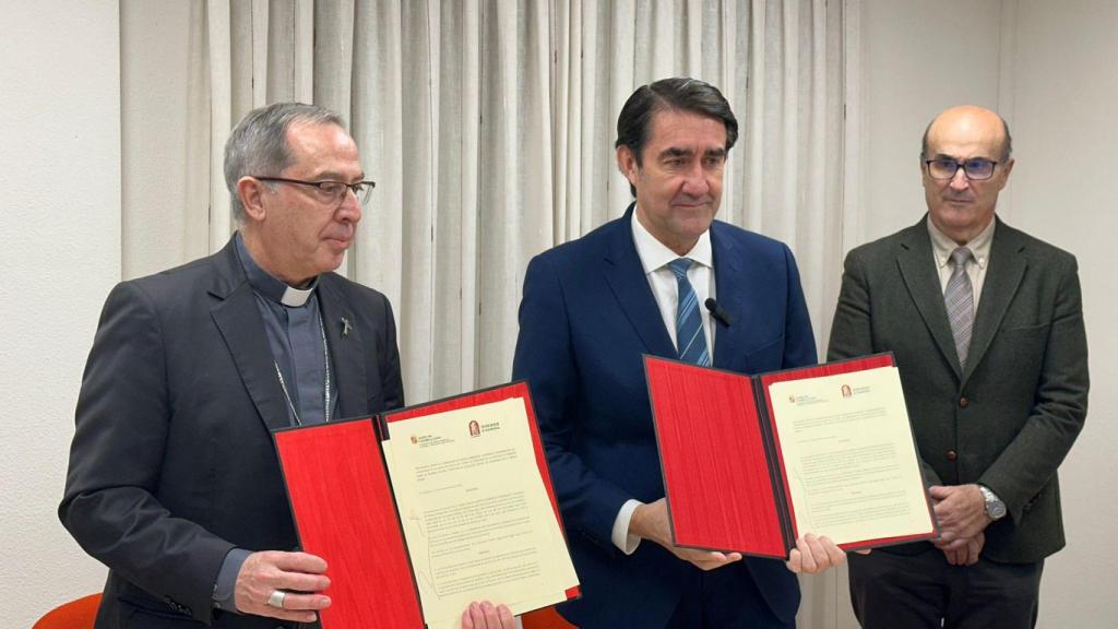 El consejero de Medio Ambiente, Vivienda y Ordenación del Territorio, Juan Carlos Suárez-Quiñones, y el obispo de la Diócesis de Zamora, Fernando Valera, en la firma del protocolo