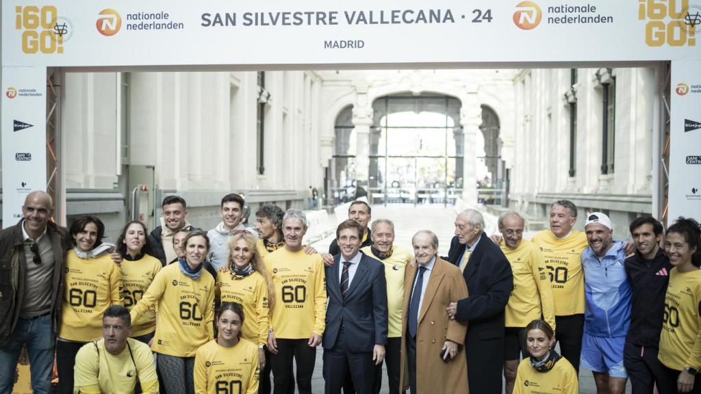 Foto de familia en la meta de la Nationale-Nederlanden San Silvestre Vallecana en el Ayuntamiento de Madrid