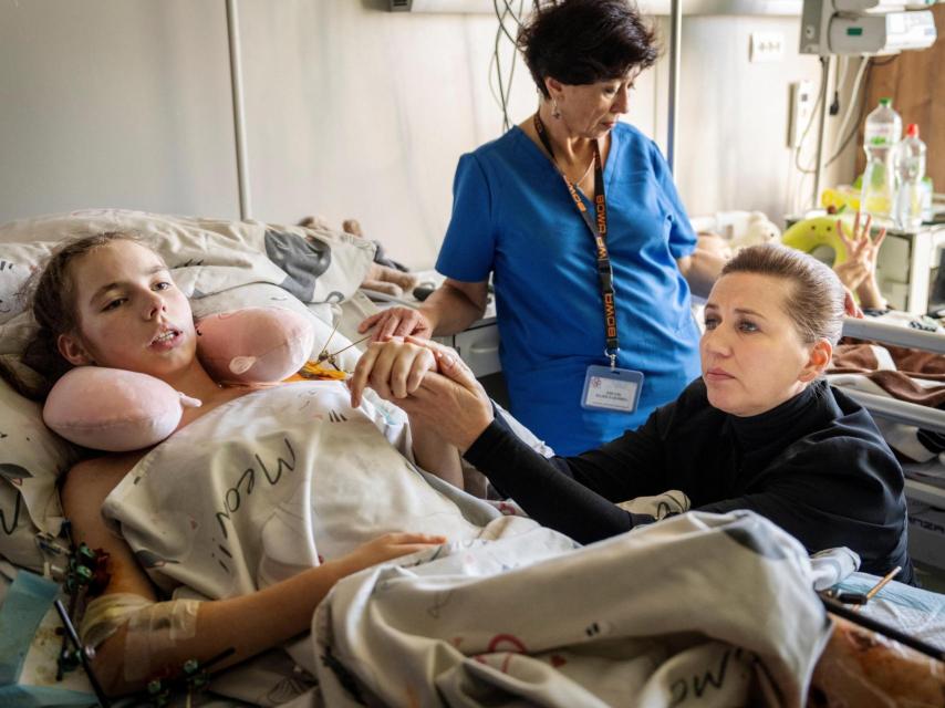 Mette Frederiksen,  hace dos semanas, con una niña herida en un hospital infantil de Kiev.