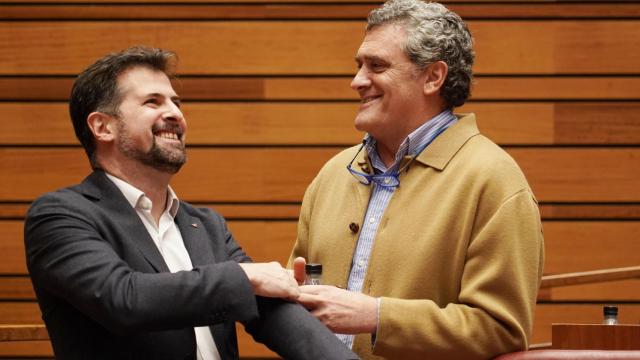 El portavoz del Grupo Socialista, Luis Tudanca, y el procurador de Por Ávila, Pedro Muñoz, durante el Pleno de las Cortes