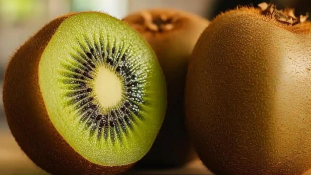 La nutricionista Julia Farré junto a un kiwi.