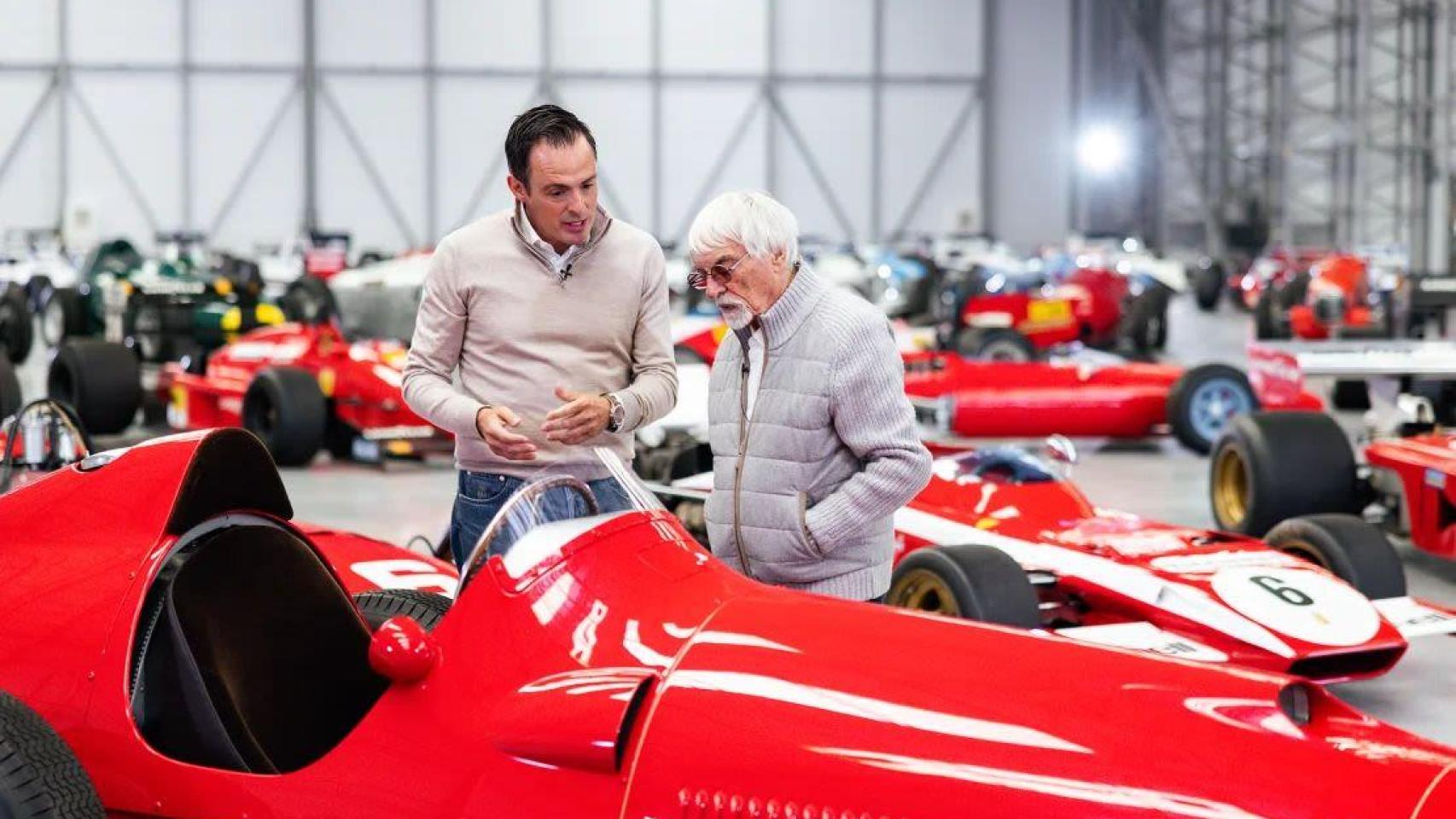 Ecclestone junto a Hartley Jr viendo su colección de coches a la venta