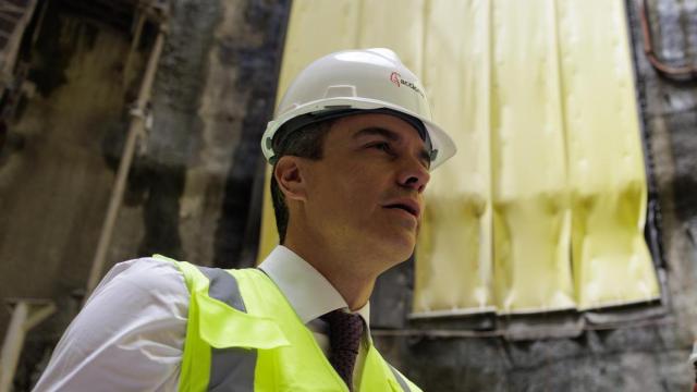 Pedro Sánchez, con casco, durante la visita a unas instalaciones de Acciona, en una imagen de archivo.