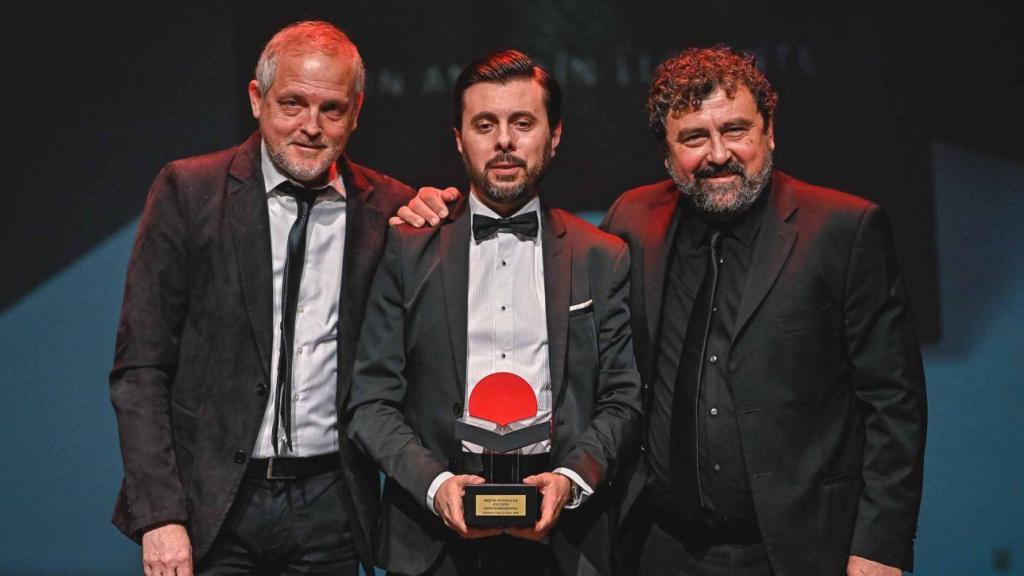 Los actores Jordi Rebellón y Paco Tous entregan a Ion Antolín el premio de la editorial Círculo Rojo a la mejor ficción contemporánea a Ion Antolín en 2020.