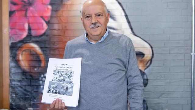 El periodista Teo Díaz posa con su libro 'La Edad de Oro del deporte toledano'.