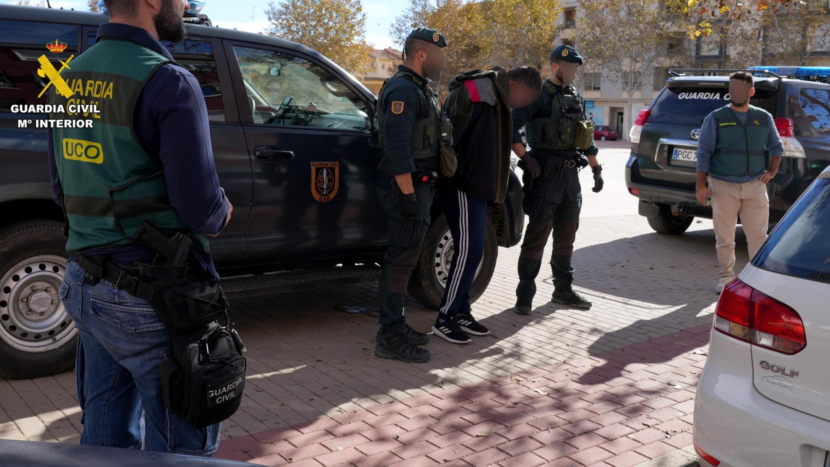 Detención de los sospechosos.