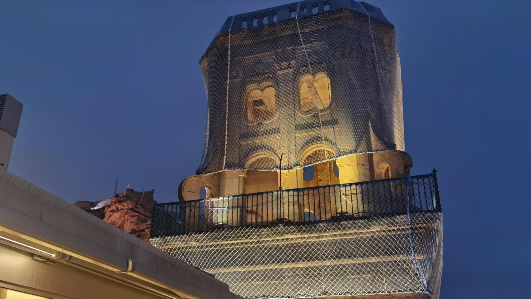 Vista nocturna de la torre derecha del palacio consistorial.